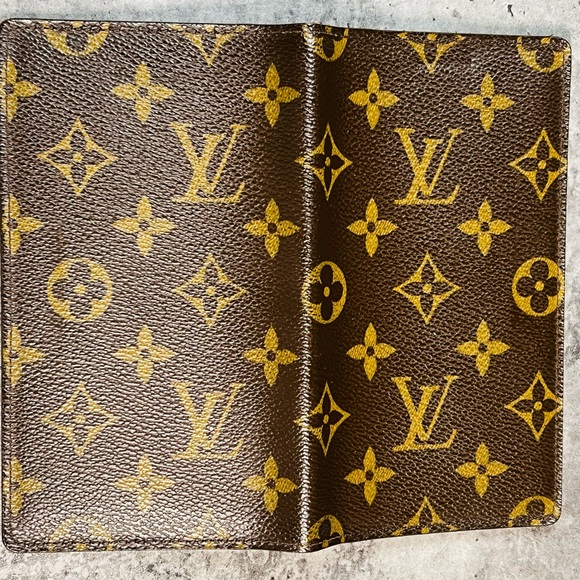 Louis Vuitton Passport Cover - Picture 4 of 6